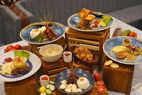 Food and beverages, Azana Garden Hill Resort Blora in Blora