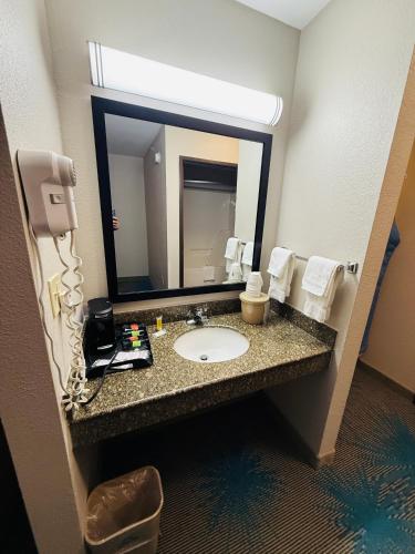 King Room with Bath Tub - Mobility Accessible/Non-Smoking