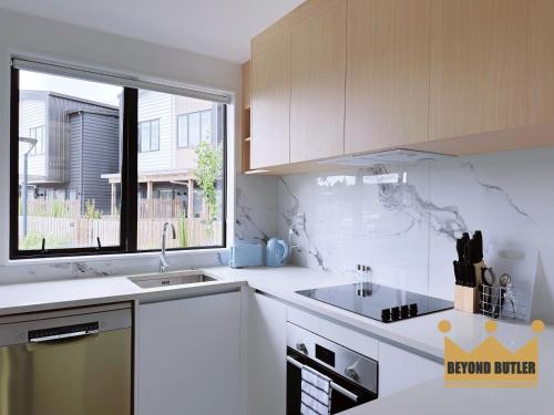 مطبخ, 2b1b Prime Location - 10 Sec Walk to Sunday Market in افونديل