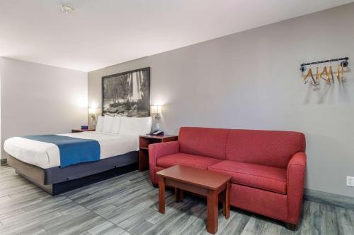 Deluxe King Suite - Non-Smoking