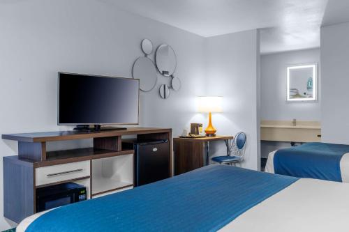 Days Inn & Suites by Wyndham Flagstaff I-40 – Flagstaff, AZ
