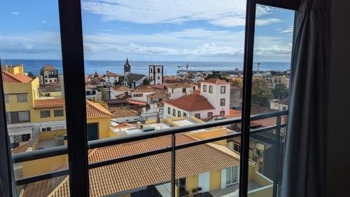 Top-Floor One-Bedroom Flats - Peaceful with Ocean and City Views 3
