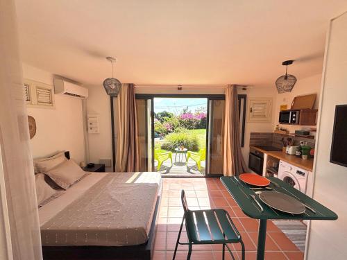 ห้องส่วนกลางสำหรับนั่งเล่น/ดูทีวี, Studio Myel - Proche Bourg du Diamant et Plages in เลอ ยามัน
