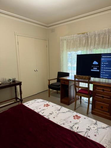 Couple room with shared bathroom in Glen Waverley