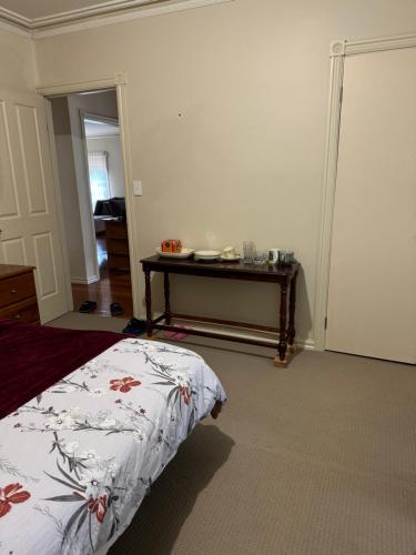 Couple room with shared bathroom in Glen Waverley