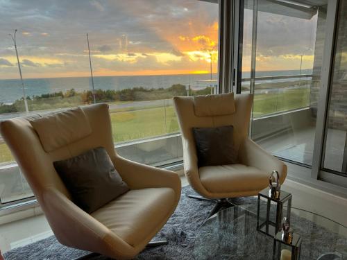 BOUTIQUE LUMIERE FRENTE al MAR con vista a los atardeceres 2 dormitorios 3 baños cocina definida 2 balcones cochera y amenities Un verdadero lujo