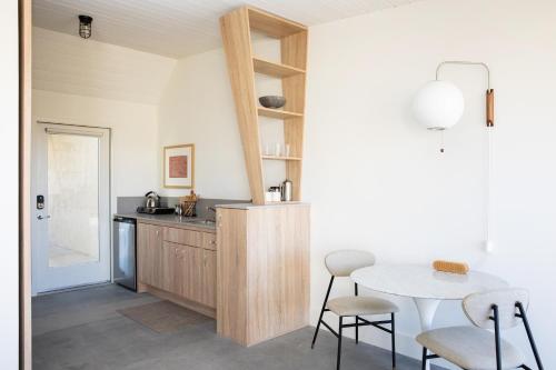 The Bungalows by Homestead Modern at The Joshua Tree Retreat Center - 주방