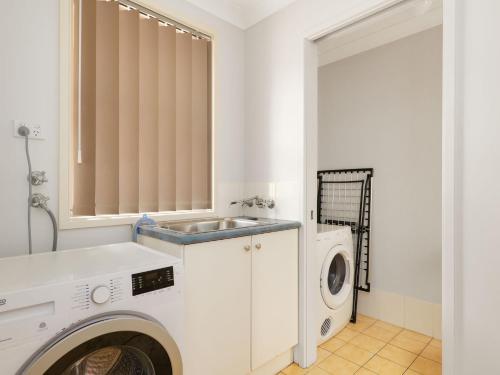 Spacious Modern Walk to the Beach