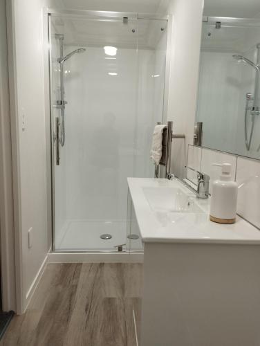 suihku, 70 m²  alueella Feilding, 2 makuuhuone(tta), 2 yksityistä kylpyhuone(tta) (Rural Lifestyle Retreat ) in Feilding
