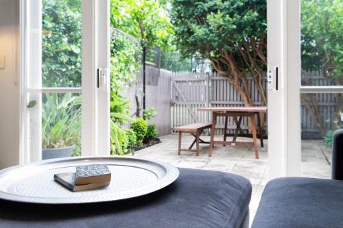 Ace Your Stay - Pool, Gym & Tennis in One Place! near Royal Botanikuskert