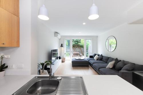 Ace Your Stay - Pool, Gym & Tennis in One Place! near Royal Botanikuskert