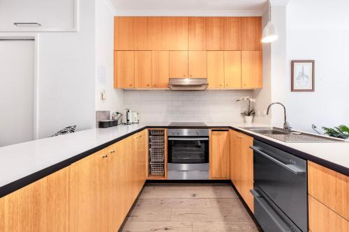 Ace Your Stay - Pool, Gym & Tennis in One Place! near Royal Botanikuskert