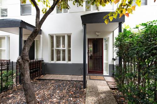 Ace Your Stay - Pool, Gym & Tennis in One Place! near Royal Botanikuskert