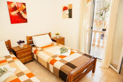 Right on the beach cozy accommodation, Halikounas (photo 7)