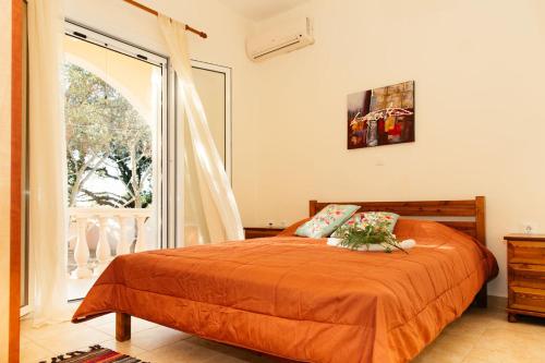 Right on the beach cozy accommodation, Halikounas (photo 6)