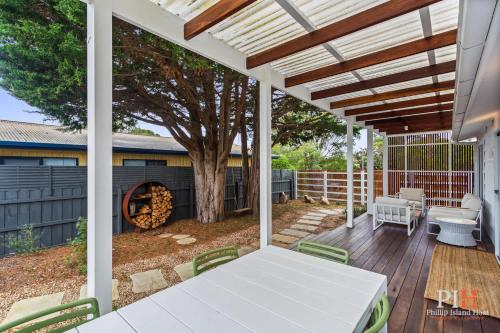 Luxe Stay with Fireplace Cowes - image 3