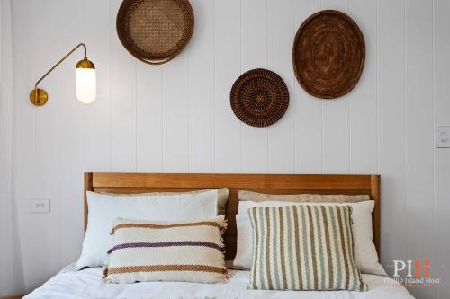 Luxe Stay with Fireplace Cowes - image 5