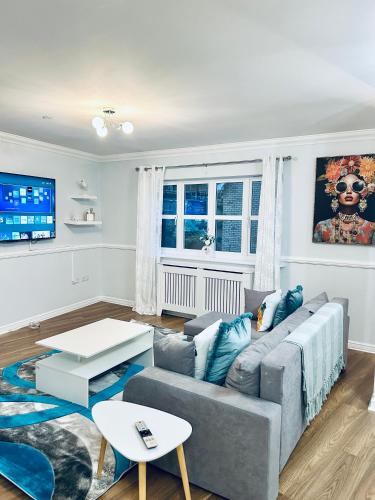 Spacious stylish 4BR House Perfect For Families, Groups & Contractors in Bluewater- Dartford-with Pool Table & Free Parking gîte à louer Stone Crossing Railway Station