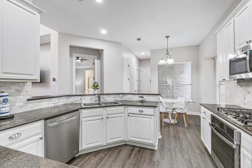 ห้องครัว, Cozy 5BR Estate Lewisville - Office, Game Room in ลูอิสวิลล์ (TX)