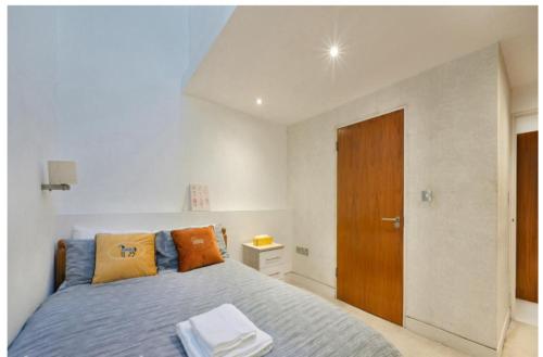 Chic Apt sleeps up to 4 guests in heart of London Bridge, Londres