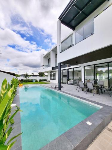 Pool villa near Ruamchok Boxing private pool etc, Chiang Mai