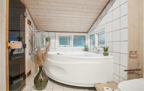 Fürdőszoba, 3 Bedroom Pet Friendly Home In Beder in Odder