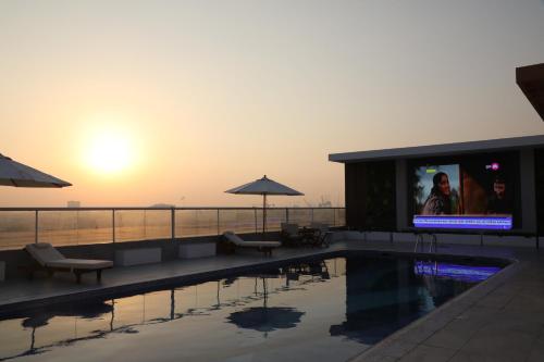 Wescott Plaza Hotel Apartments - Swimming pool