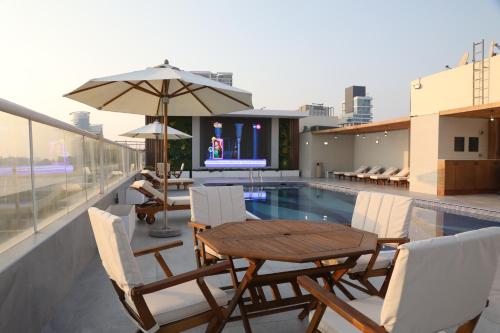 Wescott Plaza Hotel Apartments - Swimming pool