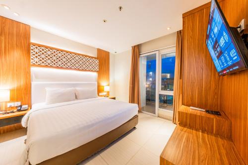 Shared lounge/TV area, Astara Hotel Balikpapan in Balikpapan