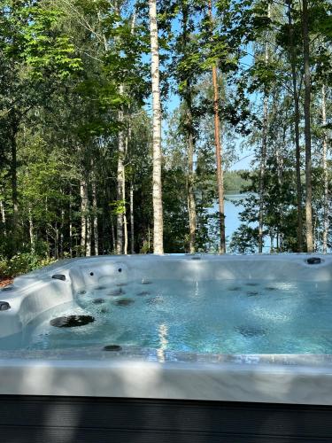 Atvērtā tipa vanna, Elegant Lakeside House with Sauna & Jacuzzi in Karjalohja