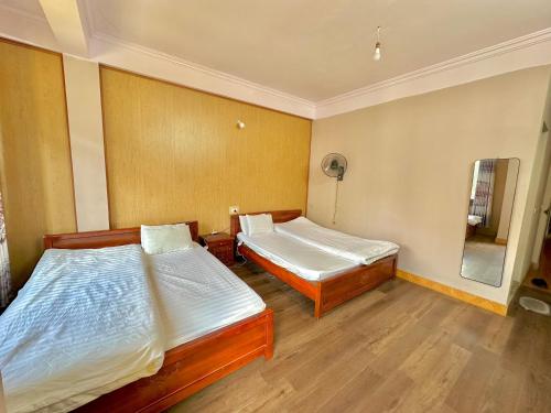 Standard Queen Room with Two Queen Beds image 2