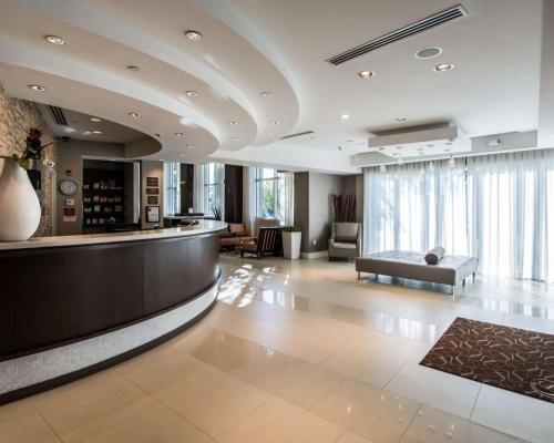 Lobby, Comfort Suites Miami Airport North in Miami Springs