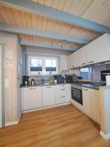 Kitchen, Ferienhaus Friese, direkt am See, mit hauseigenem Tretboot, hauseigener Sauna sowie Whirlpool, Kamin in Twist