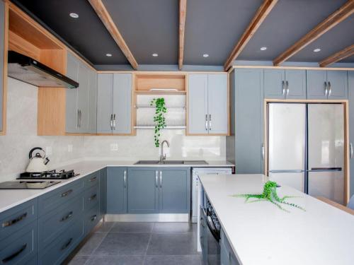 Létesítmények, Tide Over in Victoria Öböl