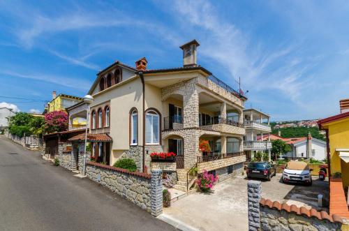 3 bedrooms, 5 beds