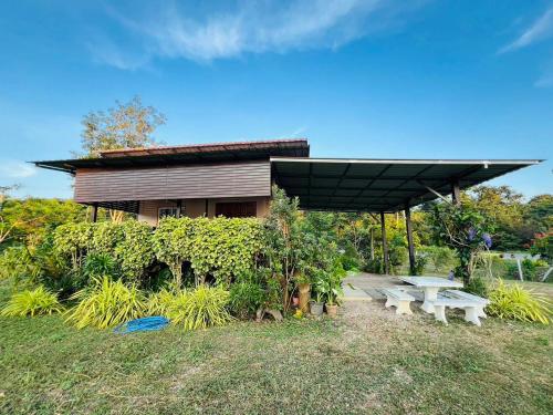 ラチャブリー Cozy Cottage Farm stay Suanphueng 3つ星 シングルルーム レストラン