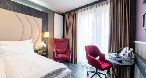Premium Double Room image 5