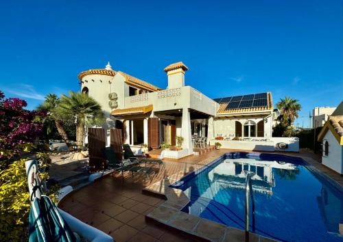 Ibiza style villa first line to golf! gîte à louer Campo de Golf Villamartin