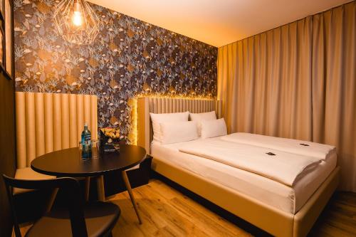 Double Room image 6