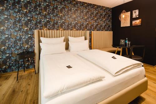 Standard Double Room image 6