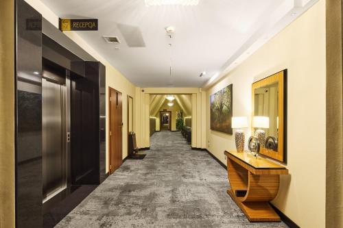 Фойє, Hotel Na Polboru in Серадз