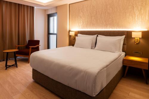 Deluxe Double Room with Balcony image 6