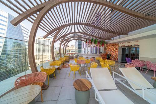 泳池, 巴沙高地優品迎精品酒店 (Premier Inn Dubai Barsha Heights) in 阿爾巴沙高地