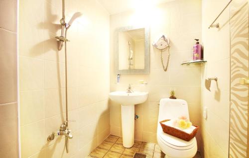 room detail thumbnail 2