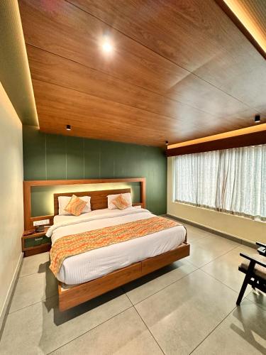 City Palace Hotel in Ooty Lake