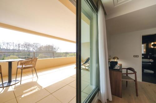 Balcony/terrace, Zenitude Hotel la Valadière, an Ascend Collection Hotel in Fontcaude