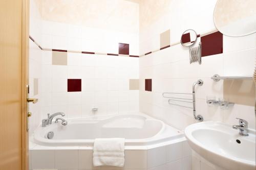 Wellness Hotel Jean De Carro - image 6