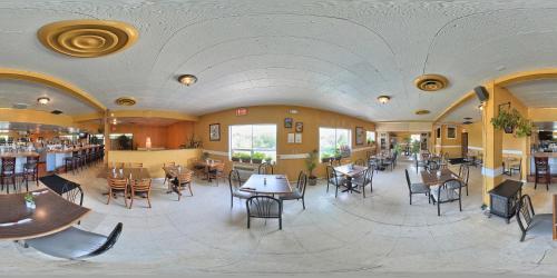 ห้องอาหาร, เรด คาร์เพต อินน์ - สแตมฟอร์ด (Red Carpet Inn-Stamford) in สแตมฟอร์ด (CT)