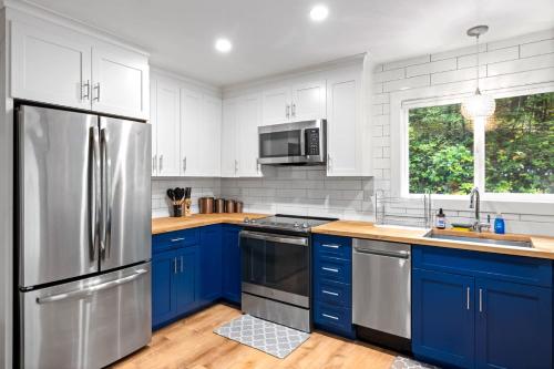 Kitchen, Mountain cabin w hot tub & fire pit in New Market (VA)