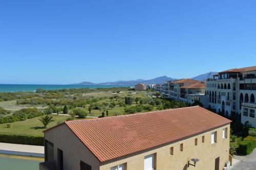 Two-Bedroom Apartment with Balcony and Sea View image 3